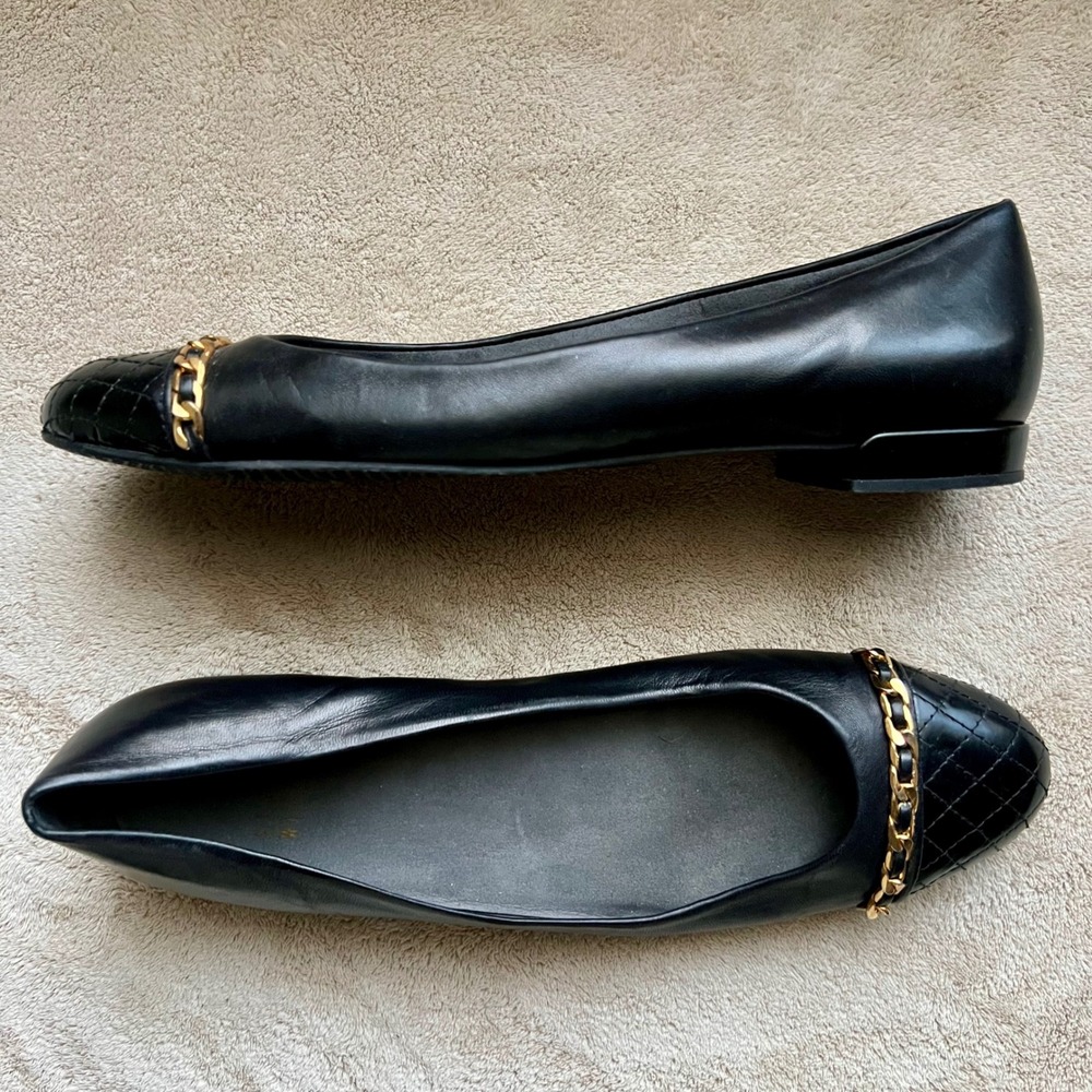 Stuart Weitzman Women 8 SS Black Leather Quilted Cap Toe Gold Chain Ballet Flats